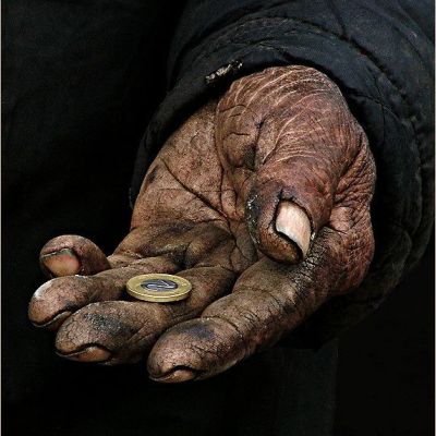 SERVIR AL DESAMPARADO